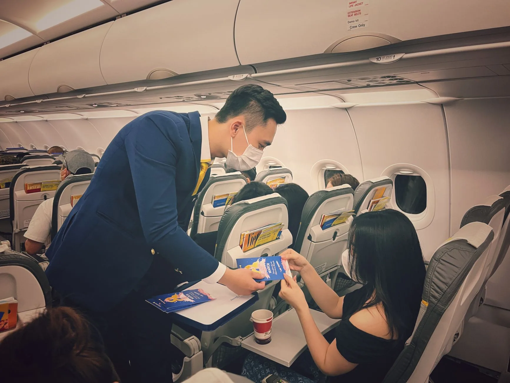 대한항공과 아시아나항공의 마일리지 통합 방안 안내 - airplane cabin passenger boarding pass Korean traveler