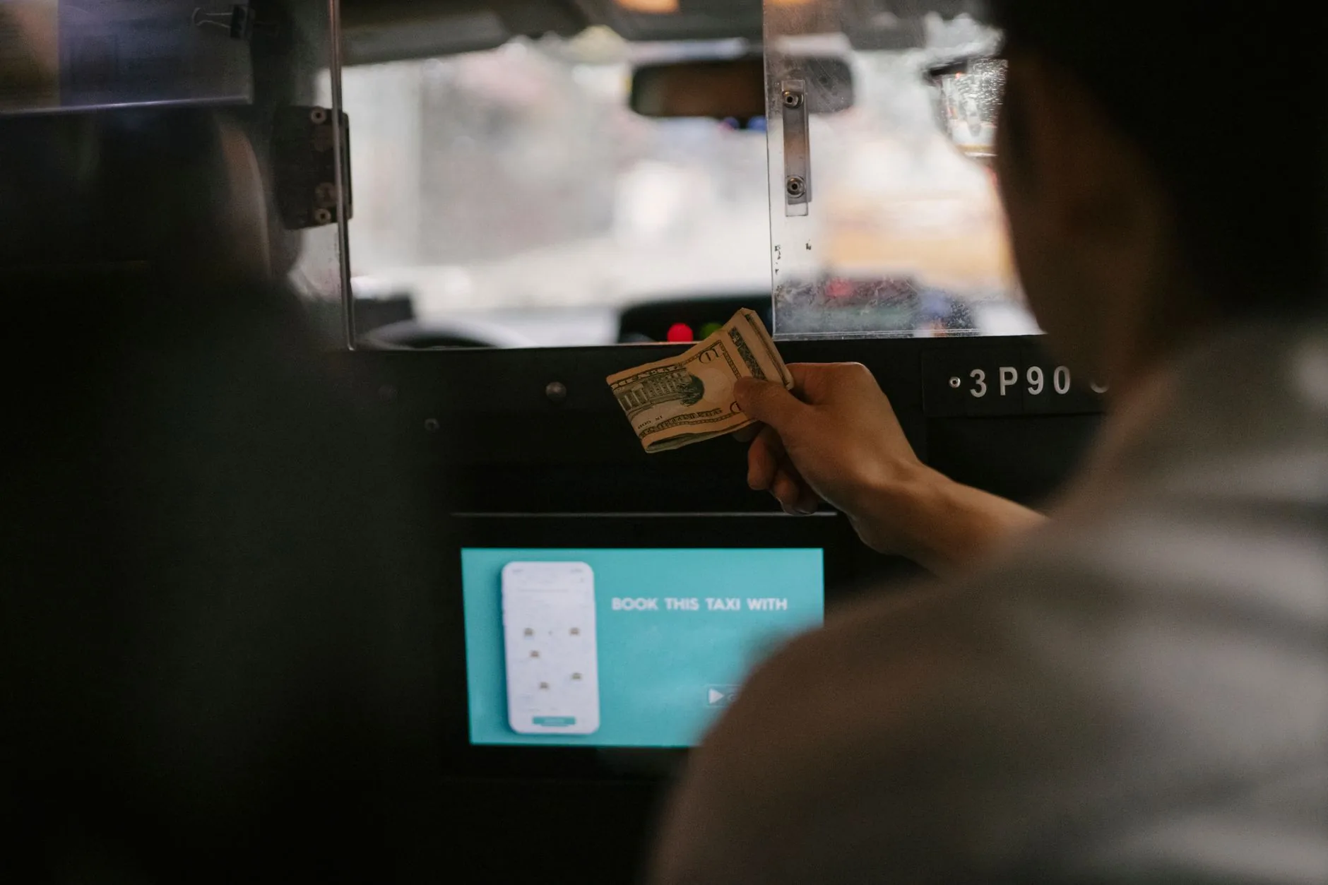 택시 고객센터 전화번호 총정리｜카카오T·우버택시·티머니 분실물 문의 - Korean man lost wallet taxi backseat searching