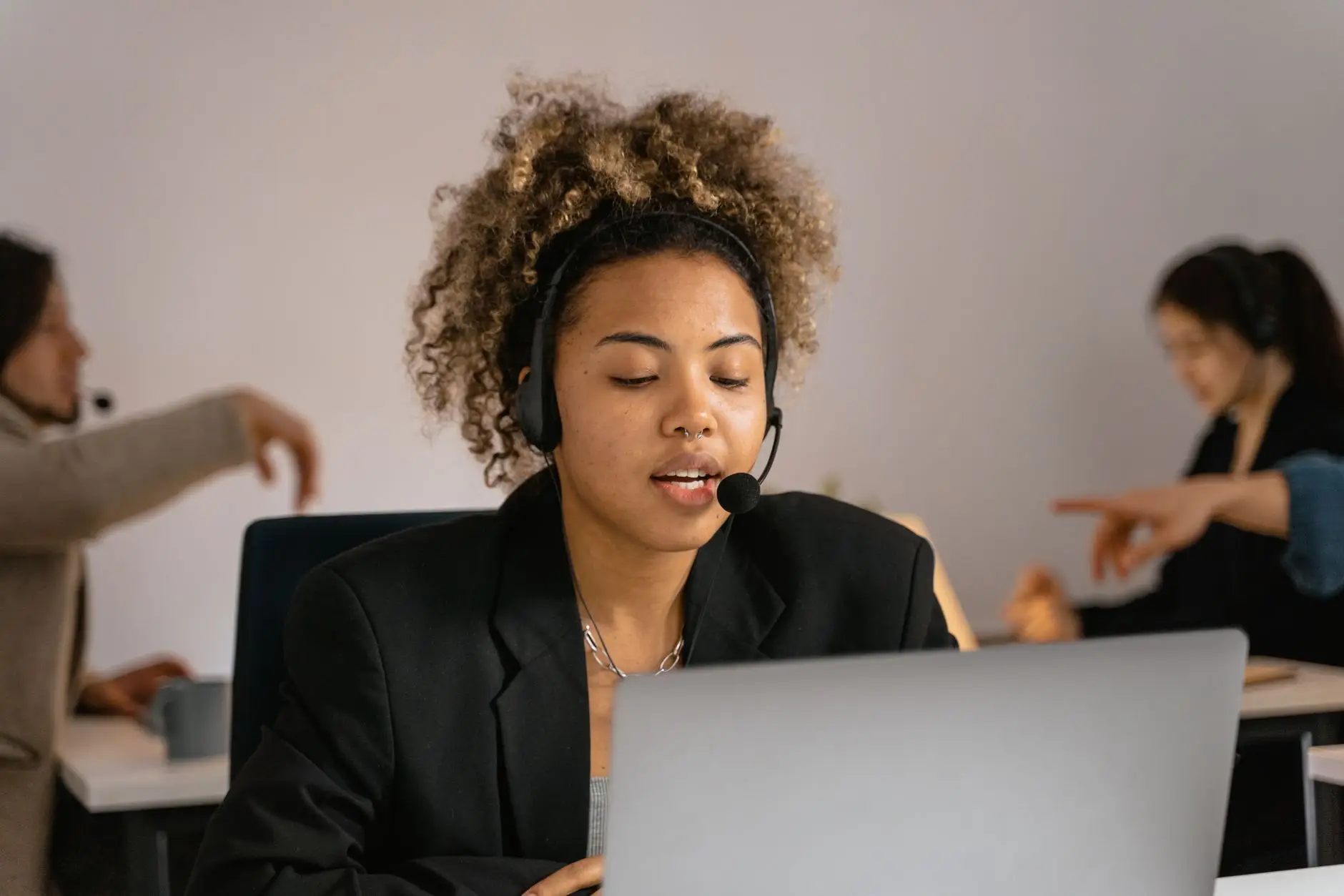 카셰어링 고객센터 전화번호 총정리 - customer service call center headset agent